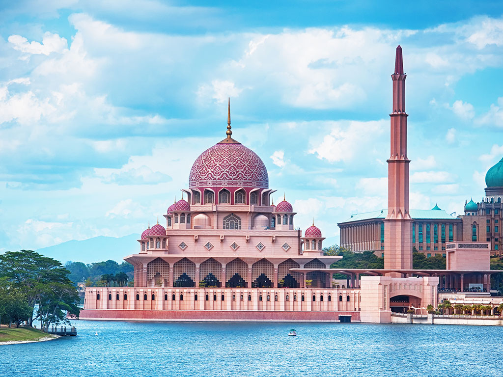 水上清真寺會從湖底馬達運轉抽風，室內全年涼爽。