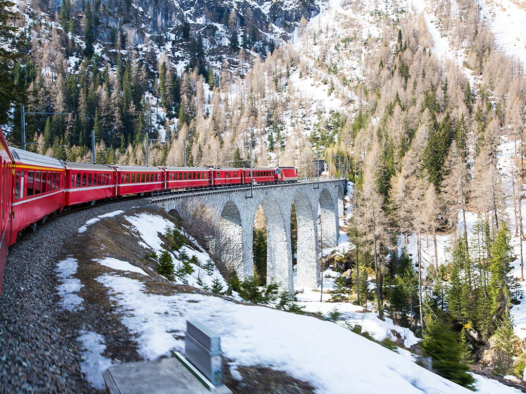 串起義、瑞兩國的伯連納列車,駛過的每個畫面,都是快門按不停的震懾視野。