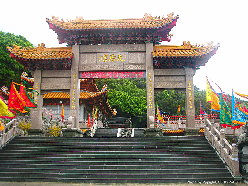 南竿的馬港天后宮香火鼎盛,是當地的信仰中心,相傳媽祖聖體葬於此處,「馬祖」因而得名。