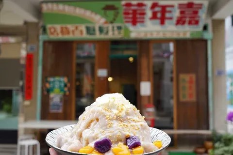盛開的橘黃色金針花