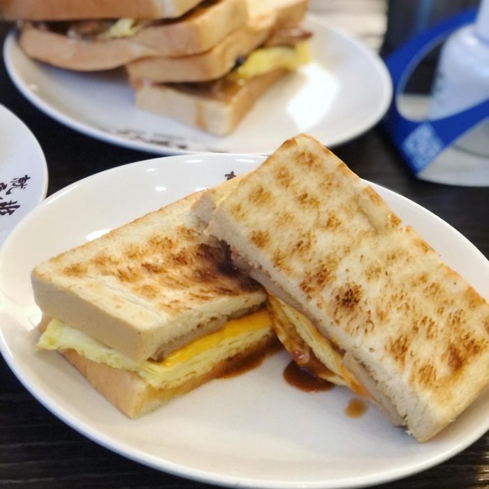 【食記】為了吃到樸實無華的肉蛋吐司﹐排隊也願意?《台北士林區|豐盛號》 【食記】為了吃到樸實無華的肉蛋吐司﹐排隊也願意?《台北士林區|豐盛號》